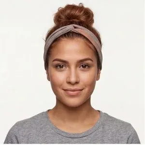 Chignon disordinato con fascia